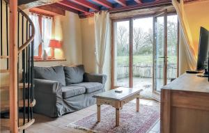 - un salon avec un canapé et une table dans l'établissement Stunning Home In Brucheville With Wifi, à Brucheville