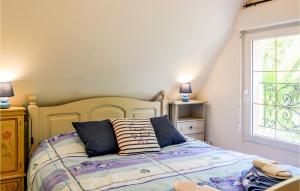 1 dormitorio con cama y ventana en Awesome Apartment In Vasteville With Kitchenette, en Vasteville