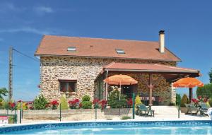 una casa con piscina delante de un edificio en 3 Bedroom Amazing Home In Payzac, en Payzac