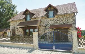 una casa con una puerta y una valla en 3 Bedroom Amazing Home In Payzac, en Payzac