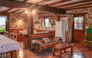 Una sala de estar con un sofá y una cocina. en 3 Bedroom Amazing Home In Payzac, en Payzac