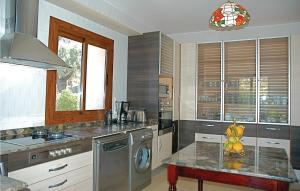 cocina con fregadero y lavavajillas en Beautiful Home In Estellencs With 6 Bedrooms, Wifi And Outdoor Swimming Pool en Estellencs