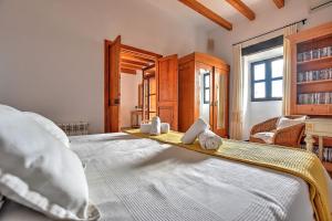 セルバにあるVilla Can Pulit by Slow Villasのベッドルーム1室(大型ベッド1台、タオル付)