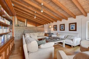 セルバにあるVilla Can Pulit by Slow Villasの白い家具と木製の天井が備わるリビングルーム