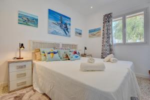 Postel nebo postele na pokoji v ubytování Villa Can Benet de sa Cubana by Slow Villas + 42 fotografií
