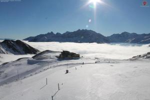 stok narciarski w śniegu na górze w obiekcie Wallackhaus hütte w mieście Untertauern