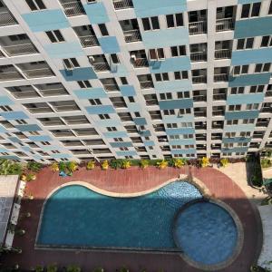 Vue sur la piscine de l'établissement Apartment Grand Sentraland Karawang Manage by Laguna Room ou sur une piscine à proximité