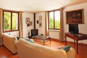 Televízia a/alebo spoločenská miestnosť v ubytovaní Villa Es Bosquet by Slow Villas