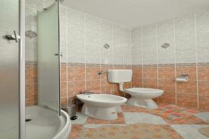 łazienka z toaletą, umywalką i prysznicem w obiekcie Holiday house for 11 persons in Medulin with sea view, terrace, air conditioning, WiFi 3486-4 w Medulinie +37 zdjęć