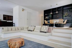 salon z białą kanapą z pagórkiem w środku w obiekcie Villa Roca Verde by Slow Villas w mieście Puigpunyent