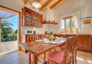 Kuchyň nebo kuchyňský kout v ubytování Villa Cas Frares by Slow Villas
