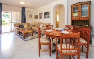 ein Wohnzimmer mit einem Tisch und einem Sofa in der Unterkunft 2 Bedroom Beautiful Apartment In Mijas Costa in Mijas Costa
