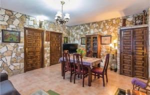 Televízia a/alebo spoločenská miestnosť v ubytovaní 2 Bedroom Nice Home In Puig Ventos