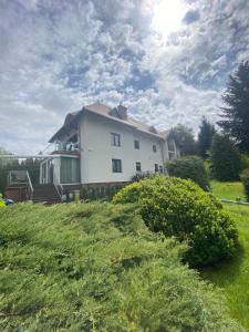 Vonkajšia záhrada v ubytovaní Apartamenty nad jeziorem charzykowskim Villa Emilia