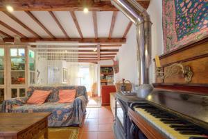 Ruang duduk di Adore Portugal Lousã Casa Rural 2 Suites