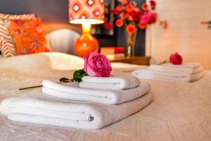 sterta ręczników na łóżku w obiekcie B&B Van Gogh Cottage w mieście Nuenen