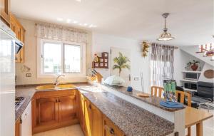 uma cozinha com um lavatório e uma bancada em Amazing Home In Lametlla De Mar With Swimming Pool em Les tres Cales