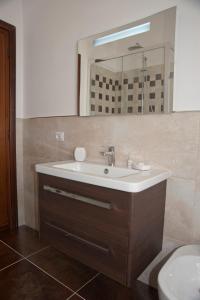 y baño con lavabo y aseo. en Domus in Viridi, en Roma
