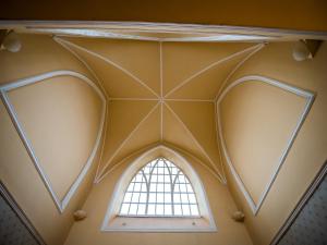 een plafond in een kerk met een raam bij Kincaid House Hotel in Kirkintilloch