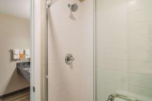 Ett badrum på Quality Inn & Suites Dallas-Cityplace