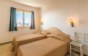 Cama o camas de una habitación en Stunning Apartment In Malgrat De Mar With 2 Bedrooms And Outdoor Swimming Pool