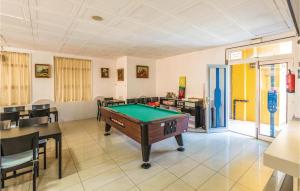 Stunning Apartment In Malgrat De Mar With 2 Bedrooms And Outdoor Swimming Pool tesisinde bir bilardo masası