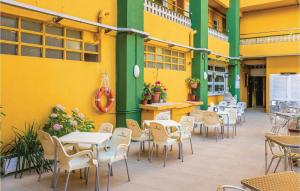 Stunning Apartment In Malgrat De Mar With 2 Bedrooms And Outdoor Swimming Pool tesisinde bir restoran veya yemek mekanı