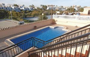 プレヤス・デ・オリフエラにあるAwesome Home In Orihuela Costa With 4 Bedrooms, Wifi And Outdoor Swimming Poolの建物のバルコニーにあるスイミングプール