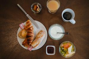 una mesa con un plato de bollería y una taza de café en Sure Hotel by Best Western Châteauroux, en Le Poinçonnet