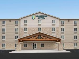 Un gran edificio con un cartel encima. en WoodSpring Suites Round Rock-Austin North, en Round Rock