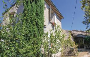 un edificio ricoperto di edera con una finestra sul lato di Amazing Home In La Begude-De-Mazenc a Truinas