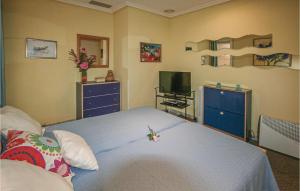 Posteľ alebo postele v izbe v ubytovaní Cozy Apartment In Santa Pola With Wifi