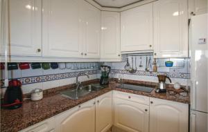 Kuchyňa alebo kuchynka v ubytovaní Cozy Apartment In Santa Pola With Wifi