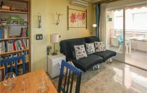 ein Wohnzimmer mit einem Sofa und einem Tisch in der Unterkunft Awesome Apartment In Santa Pola With Kitchenette in Santa Pola