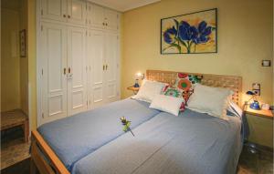 Posteľ alebo postele v izbe v ubytovaní Cozy Apartment In Santa Pola With Wifi