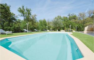 una gran piscina azul en un parque en Nice Home In Ville Di Paraso With Wifi, en Ville-di-Paraso