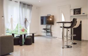 een woonkamer met een tafel en een televisie bij Nice Home In Ville Di Paraso With Wifi in Ville-di-Paraso