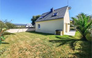 una pequeña casa blanca con un patio de césped en Holiday Home Fleurac P-697, en Plouguerneau