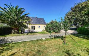 una casa con una palmera al lado de una carretera en Holiday Home Fleurac P-697, en Plouguerneau 15 fotos más