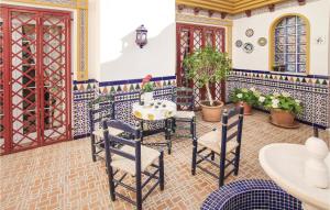 アギラスにあるAmazing Home In Aguilas With House A Mountain Viewのパティオ(テーブル、椅子、植物付)