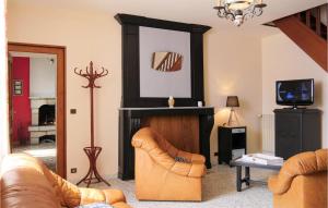 ein Wohnzimmer mit 2 Sofas und einem Kamin in der Unterkunft Stunning Home In Gouville-sur-mer With Kitchen in Boisroger