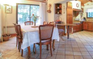 ラ・フォット・シュル・メールにあるAmazing Home In La Faute Sur Mer With Kitchenのキッチン(テーブル、椅子付)