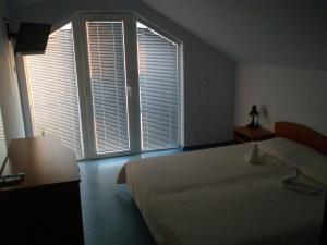 A bed or beds in a room at Family Hotel Maritime
