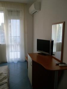 A television and/or entertainment centre at Family Hotel Maritime