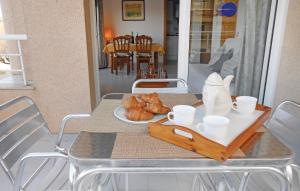 Posedenie v ubytovaní 1 Bedroom Nice Apartment In Blanes