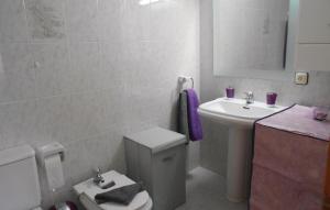 Kúpeľňa v ubytovaní 1 Bedroom Nice Apartment In Blanes