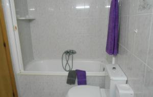 Kúpeľňa v ubytovaní 1 Bedroom Nice Apartment In Blanes