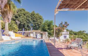 オルナチュエロスにあるStunning Home In Hornachuelos crdoba With 3 Bedrooms And Outdoor Swimming Poolのリゾートのプール(椅子、スライダー付)