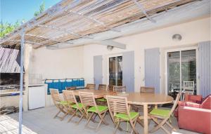 - une salle à manger avec une table et des chaises en bois dans l'établissement Mas Melusine, à Caderousse