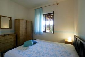 una camera con un grande letto e una finestra di Villa Levante vista mare Cornino a Custonaci